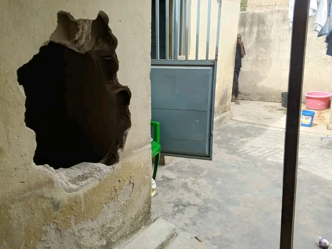 1. BURACO ABERTO NA PAREDE DUMA CASA
