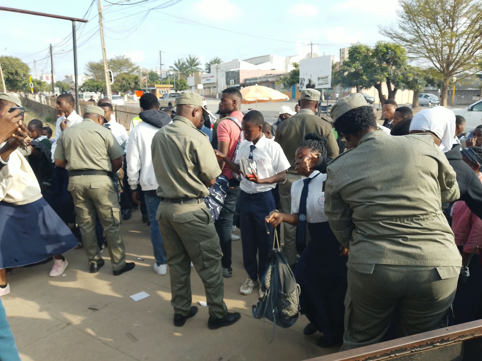 Policia caca drogas nas pastas de alunos28129